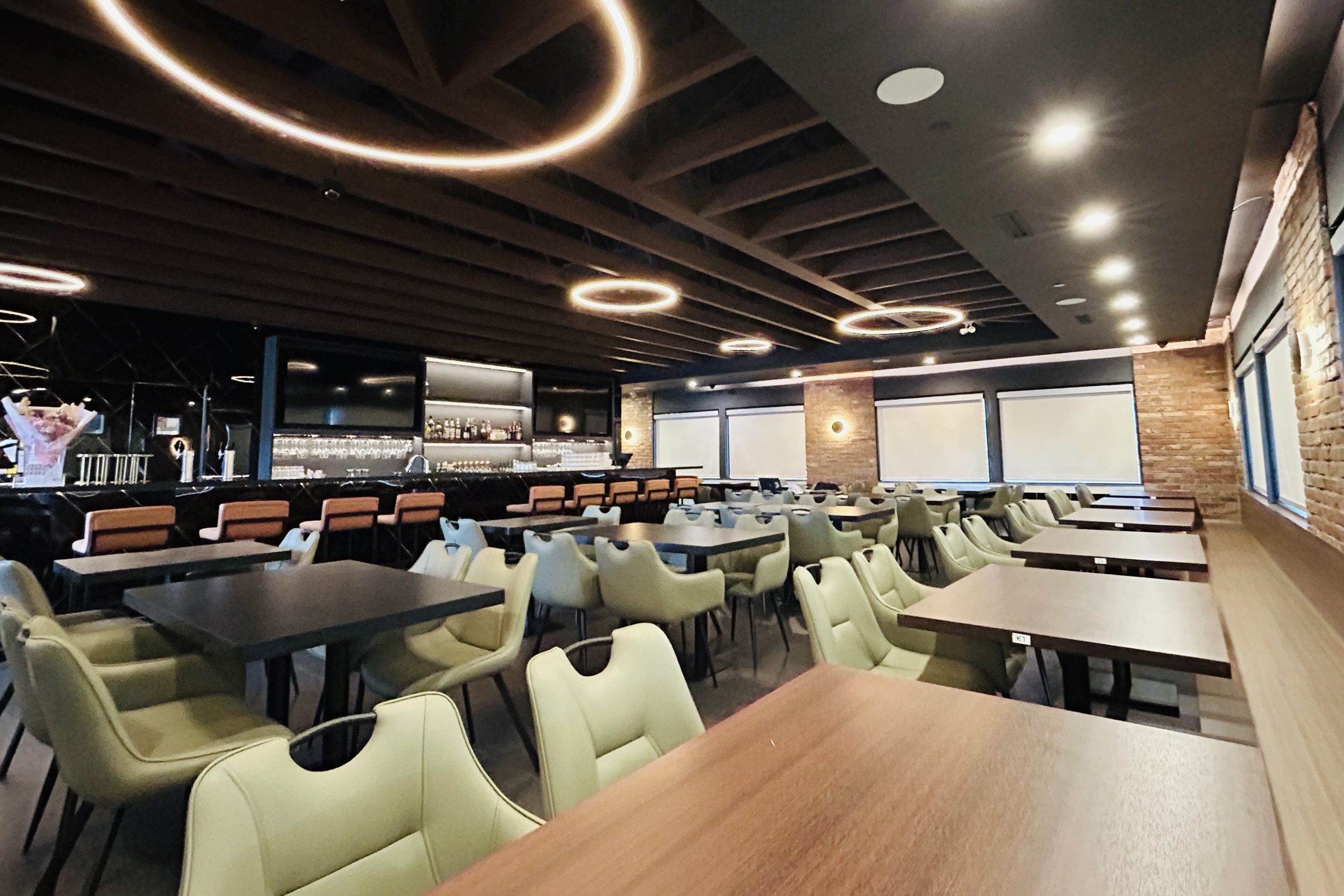 台灣小吃在大溫華麗轉型    時尚夜店風「覓食」蘭里開幕