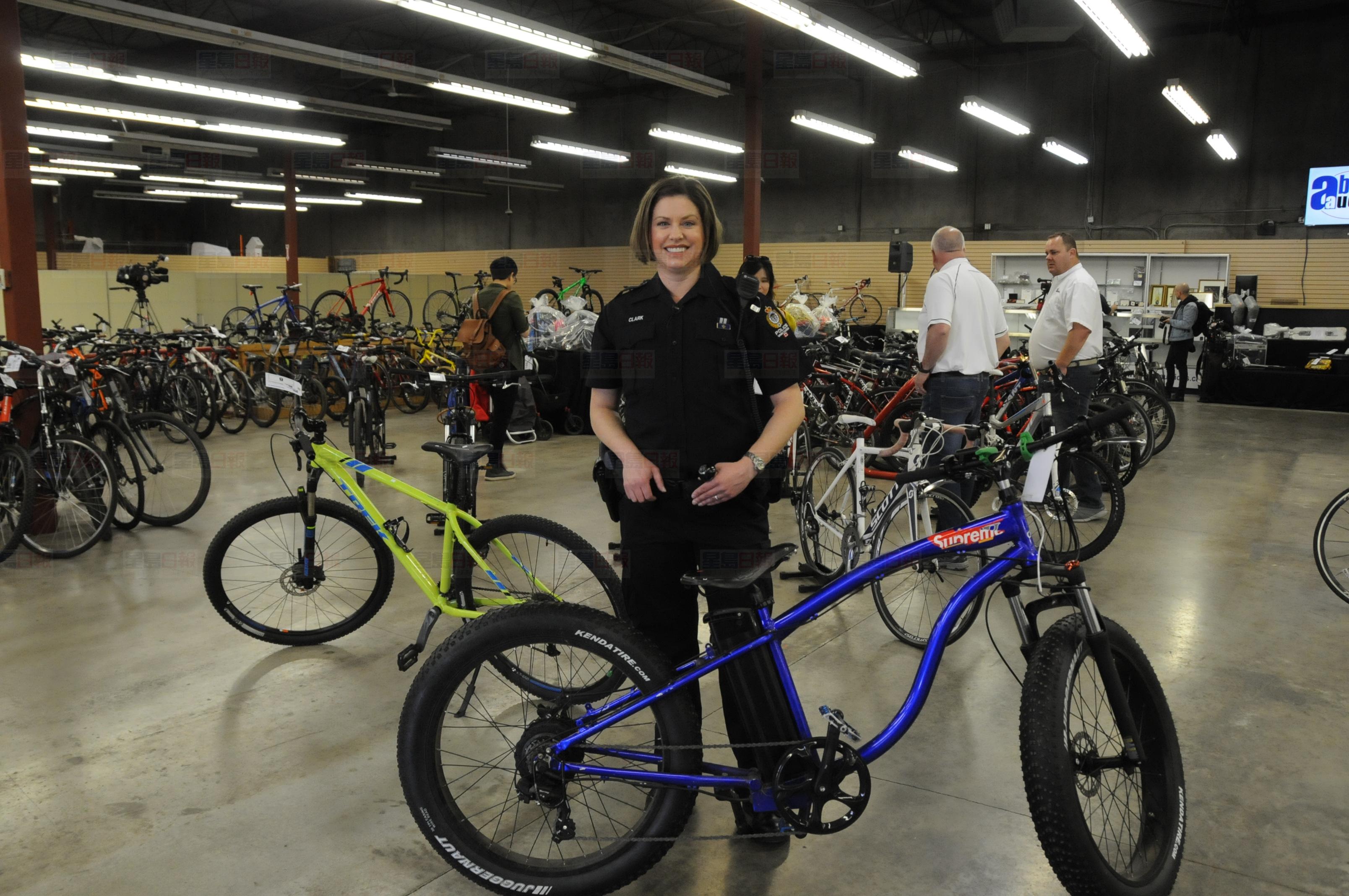 自行车是最常见的失窃财物。图为上月初温市警赃物拍卖会上拍卖的近300辆自行车，前中为温市警员克拉克（Anne-Marie Clark）。资料图片