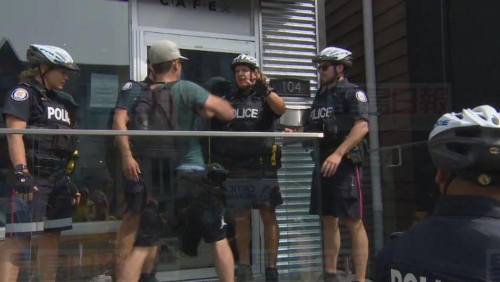 布罗迪（背对镜头者）与警方争执并遭推撞及警告。CBC