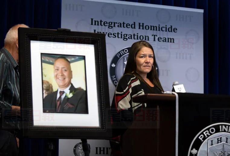 周二在骑警记者会上放置了死者佩里特巴莫的照片，他的姊妹安吉拉呼吁公众提供线索，协助警方缉凶。CBC