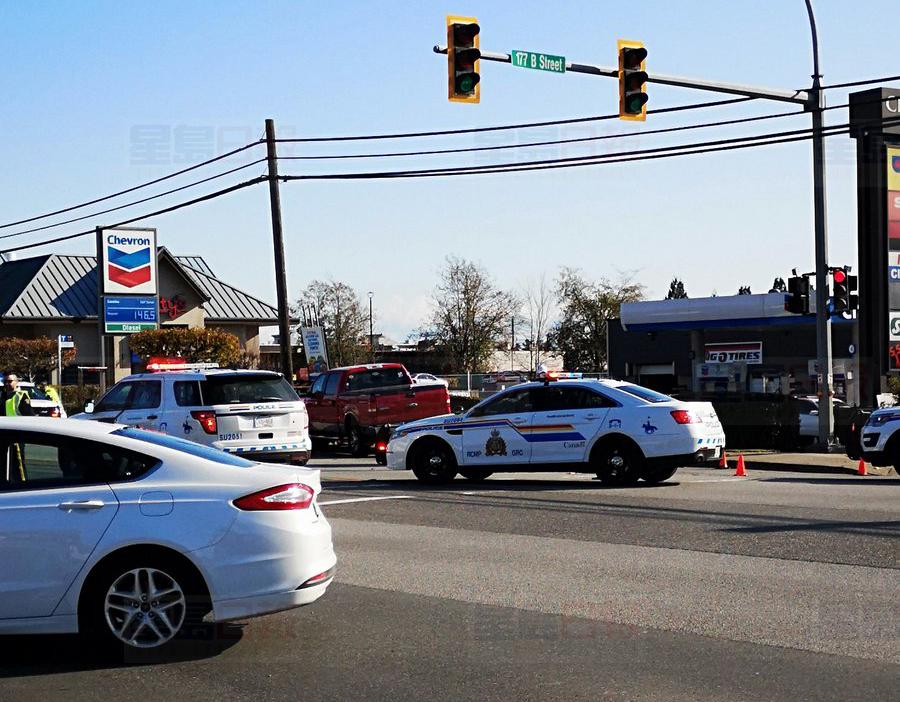 警方在车祸现场调查，图中央两辆警车后面就是肇事的红色福特货车。twitter.com/Kromski1