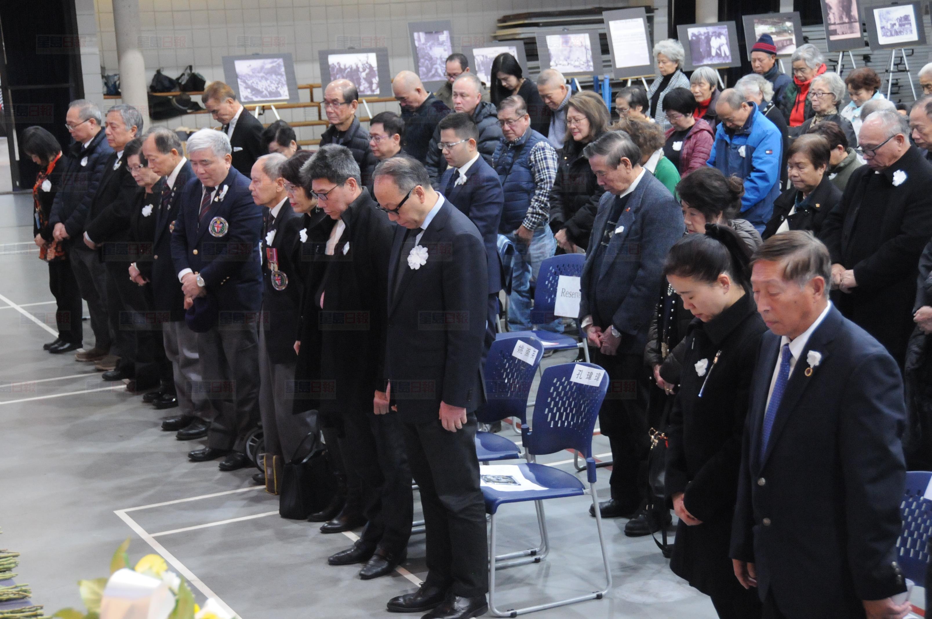 与会者默哀一分钟悼念“南京大屠杀”死难同胞。