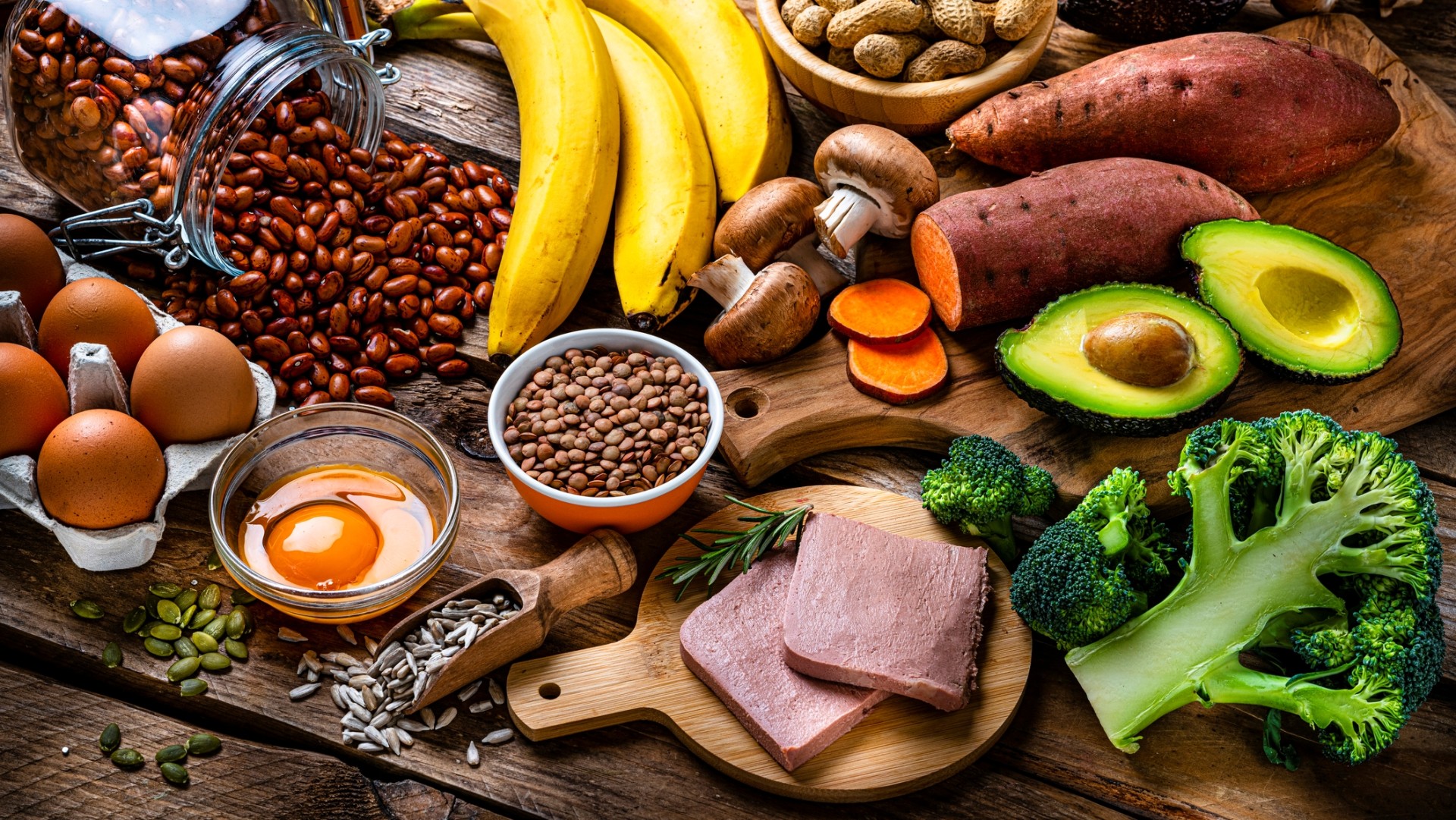 少鹽少油仍高血壓 恐是缺1類營養素!營養師推介7種食物降血壓 附全日餐單