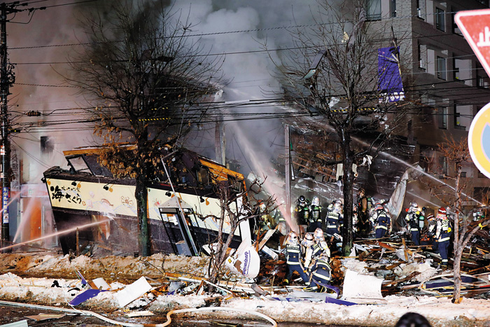 日本居酒屋大爆炸烈焰冲天建筑倒塌