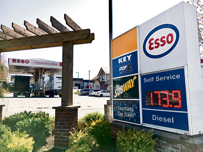 ■素里一家加油站周六牌价每公升达到1.739元。本报记者摄 