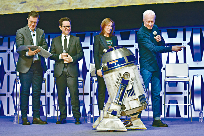 ■导演J.J.阿伯拉罕（左二）带同机器人R2-D2出席活动。