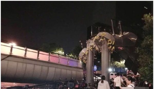 载物超出高度限制货车撞塌杭州闹市行人天桥