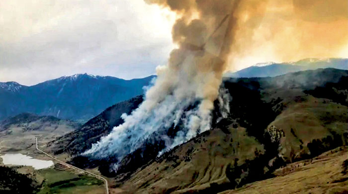 ■奥素尤斯附近的山火，扩散迅速。BC Wildfire Service