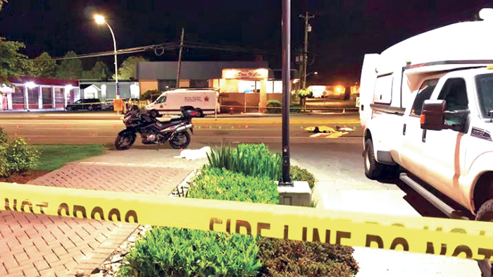 ■警方封锁意外现场调查。图左为卷入车祸的电自行车，图右地面胶布覆蓋的是死者。CBC