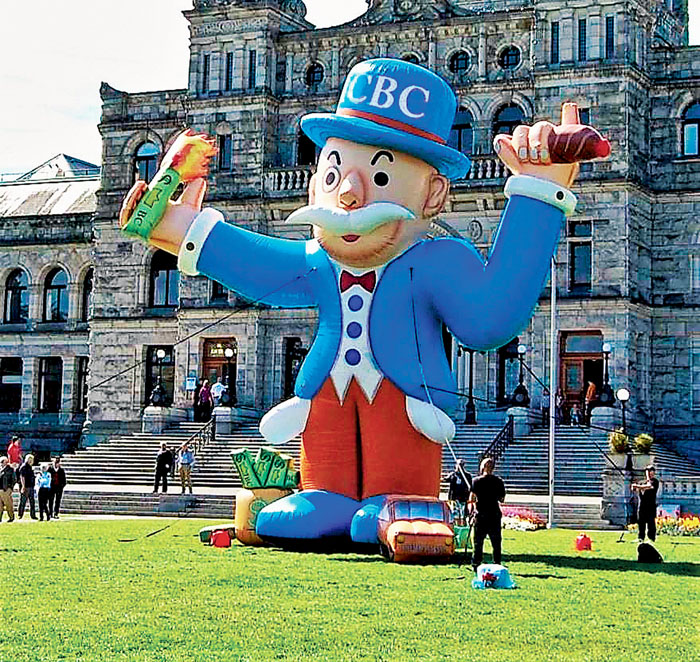 ■加拿大纳税人联盟展示该个10米高的大富翁气球，抗议卑诗保险公司垄断。CTF