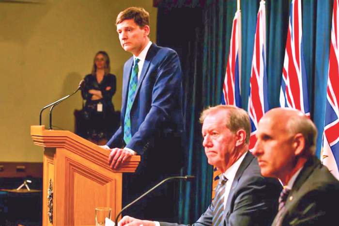 ■卑诗律政厅长尹大卫(右三)与洗黑钱报告作者杰曼(右二)。CBC