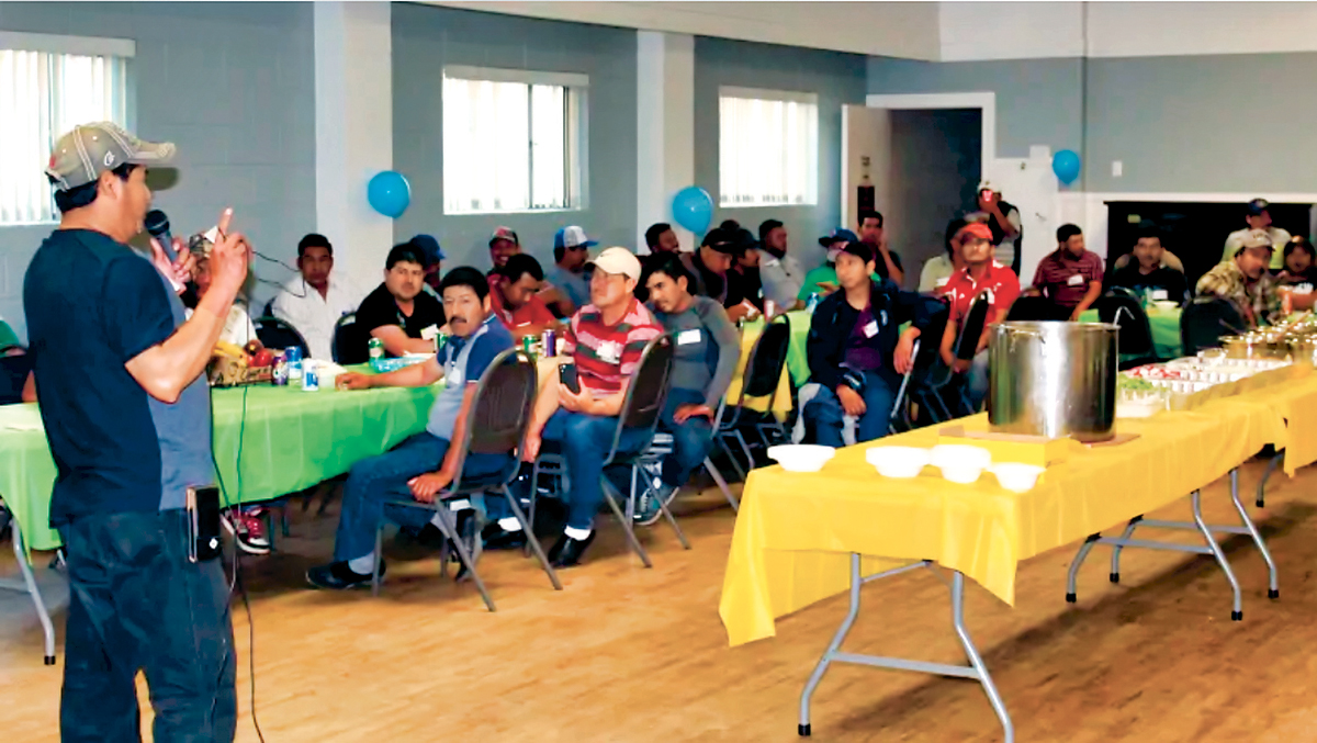■一群思念孩子的外国劳工，聚在一起过父亲节。  CBC