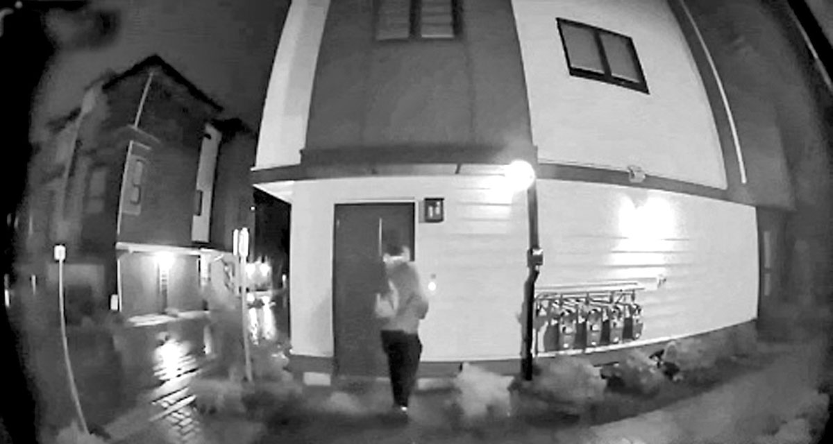 ■男子走去拉对面另一家房屋的门。视频截图