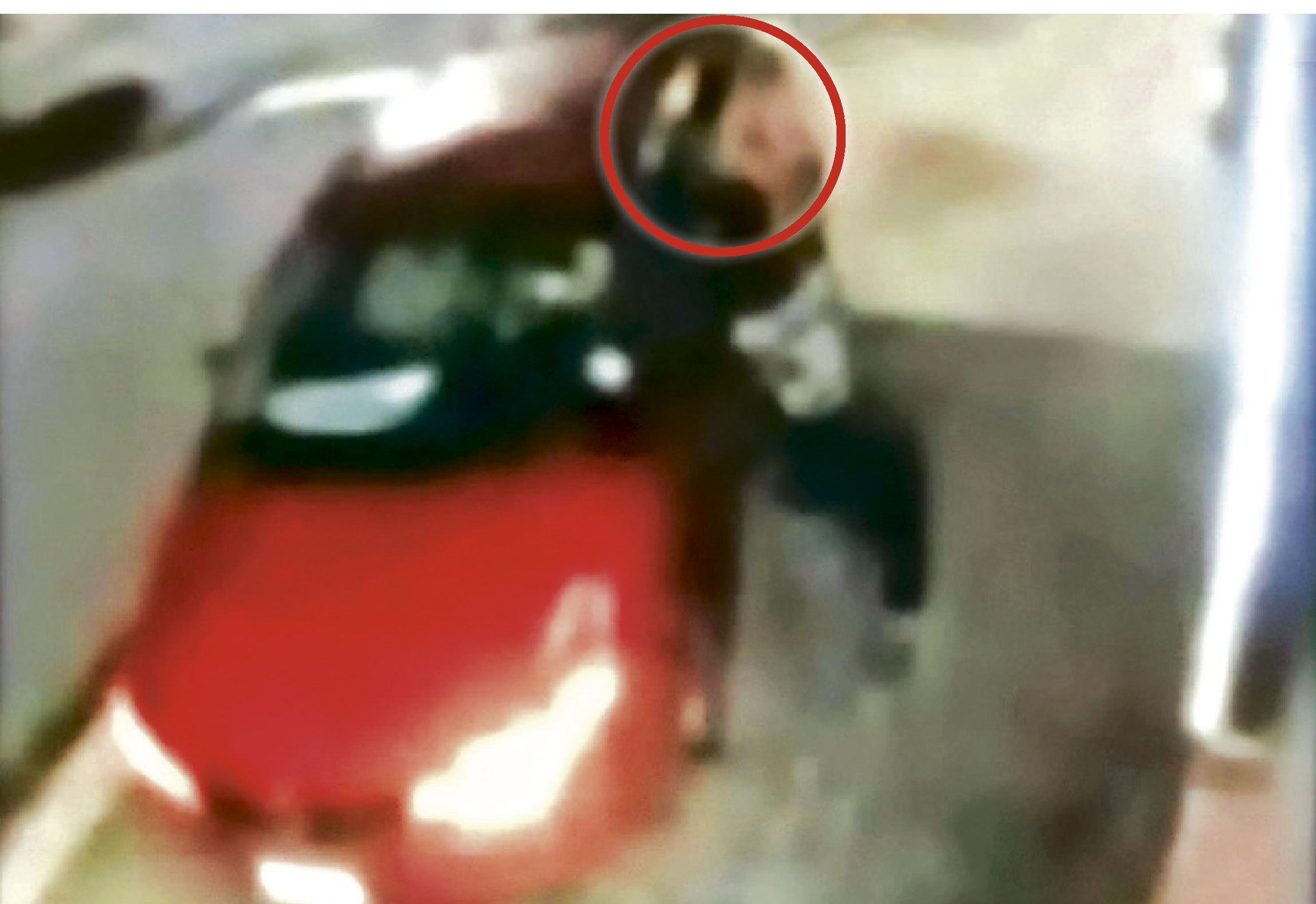 ■有网民上载短片，显示在快餐店的驾车外带车道上，一个男子（红圈示）企图打开一个司机旁的车门，惹未抢车疑云。CTV