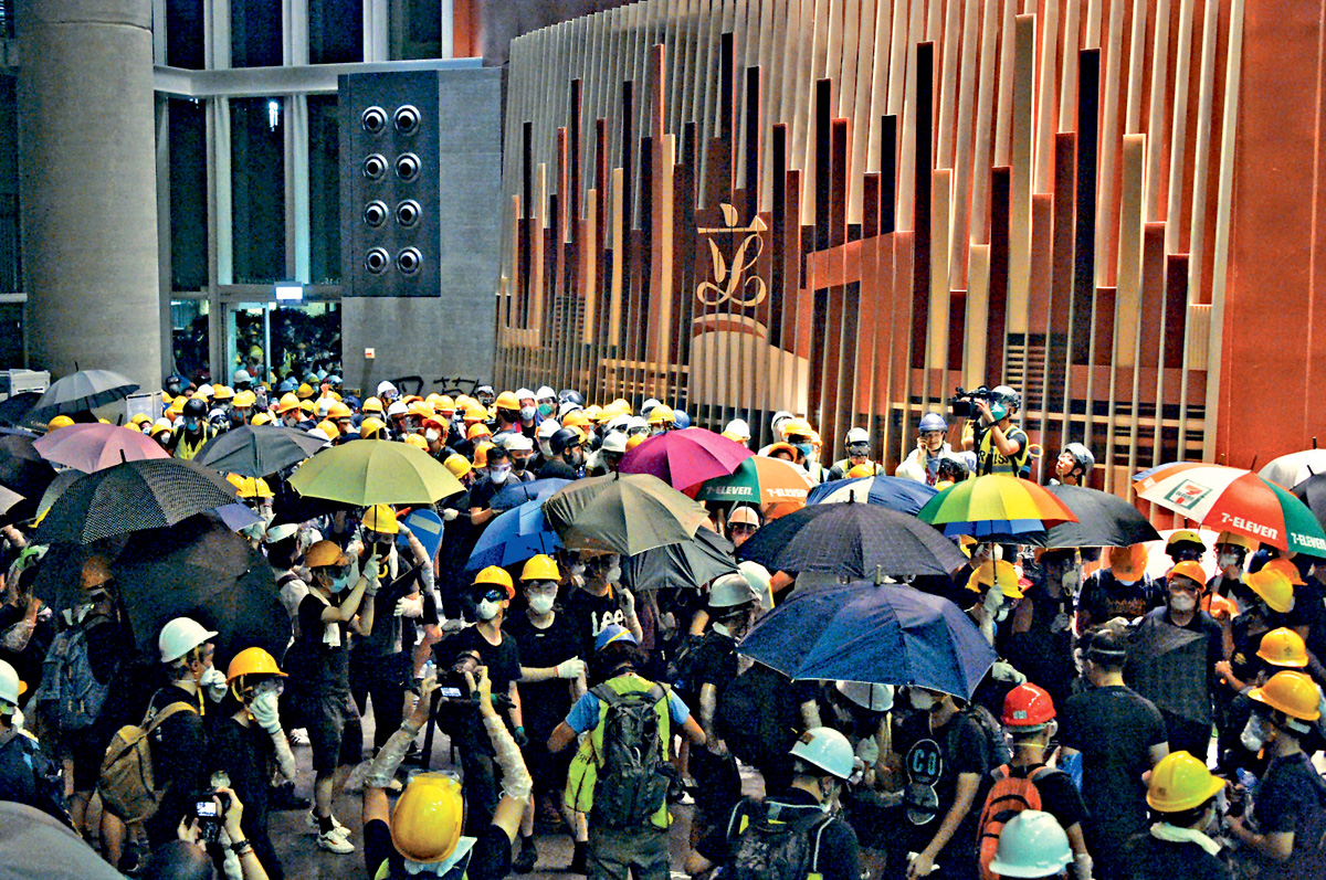 暴力冲击香港立法会 300人大肆破坏 中国严正表态:这次绝不能容忍
