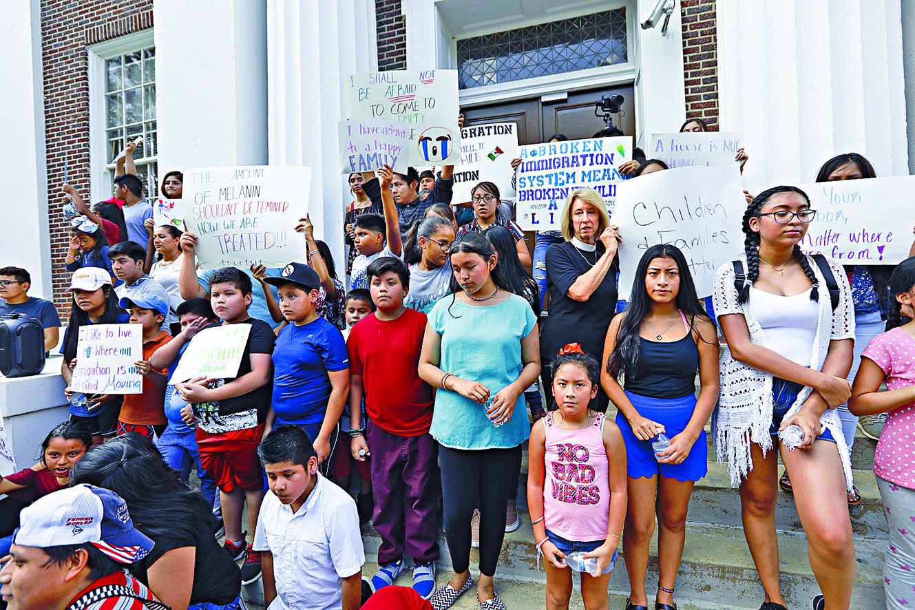  拉美移民家庭的孩子周日在密西西比州法院外，抗议搜捕非法移民