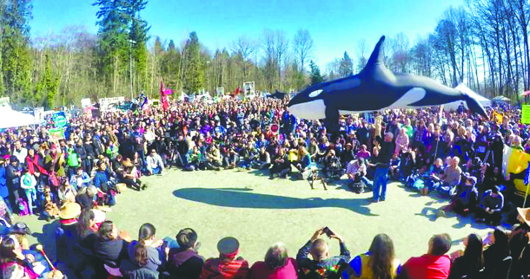 一群示威者周一在卑诗省本拿比横山输油管扩建计划工地举行集会。Facebook 