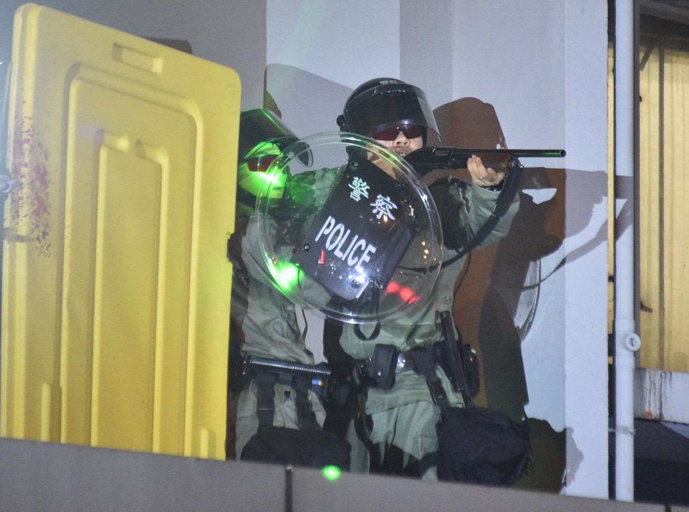 【修例风波】示威者掷砖头烧纸钱 警旺角警署多轮开枪举橙旗