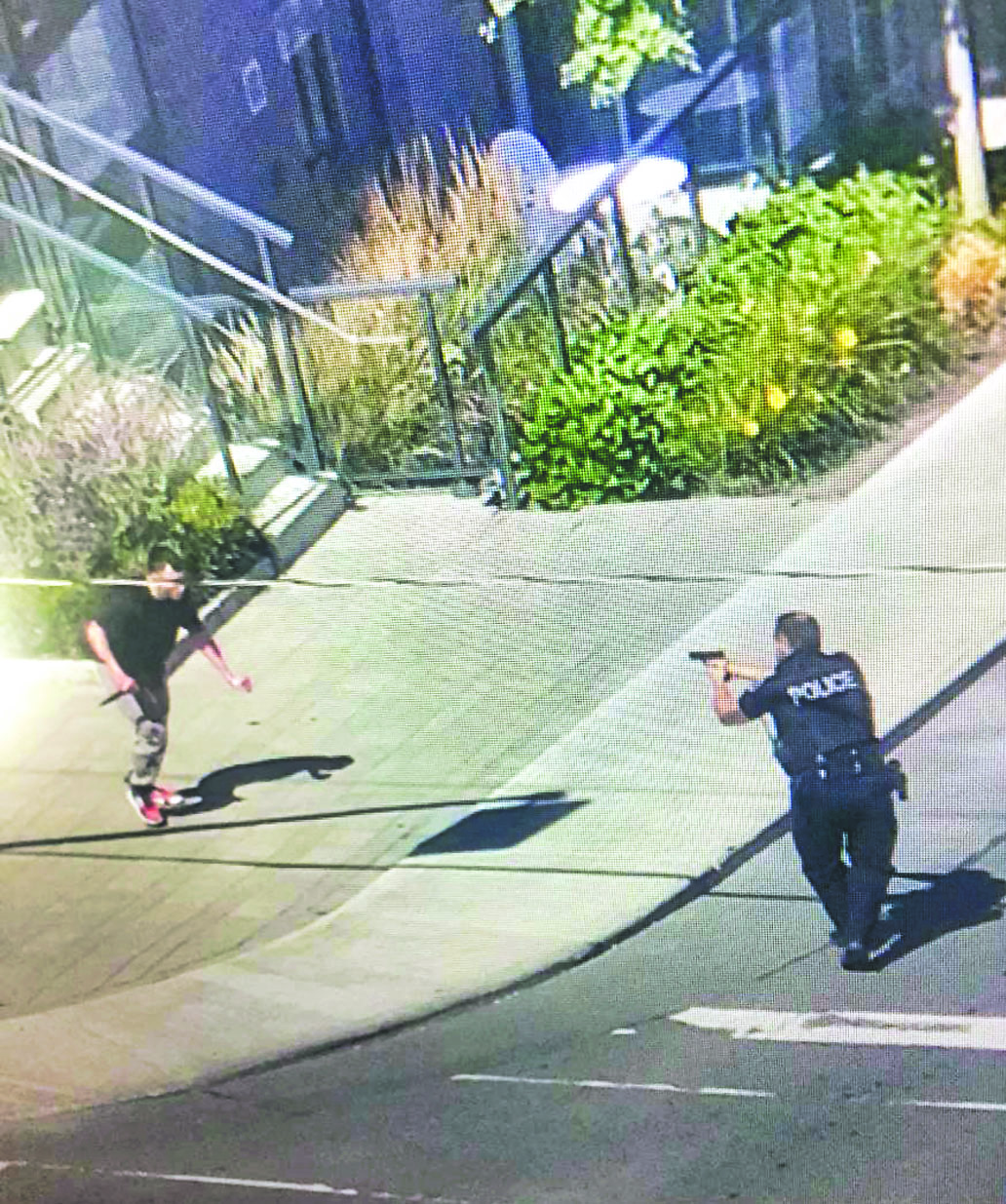 一段视频显示，警员用枪指向一个持刀的男子。Global
