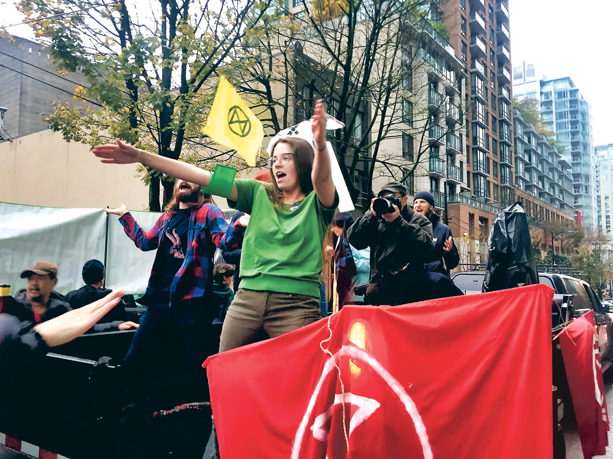 ■数名示威者在一辆货车上带领随行的示威者起舞。