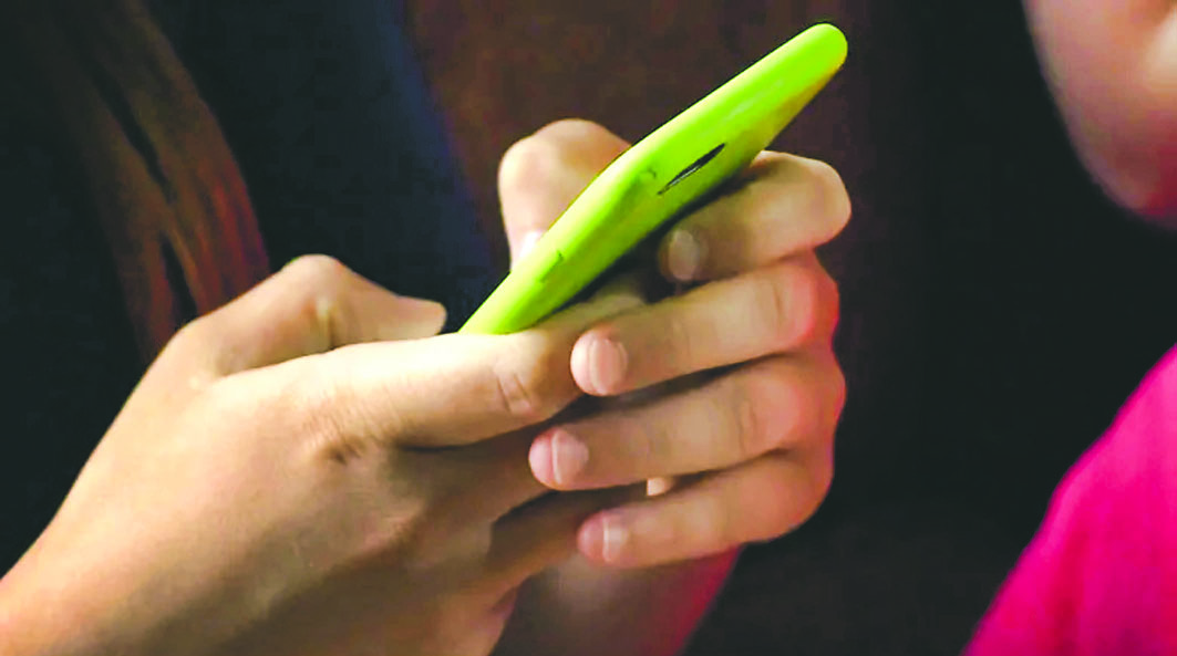 安省中小学生使用手机禁令，周一正式生效。CBC 