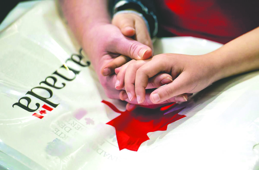 加拿大统计局的报告显示，近年来加拿大移民选择入籍成为公民的人数下降。星报