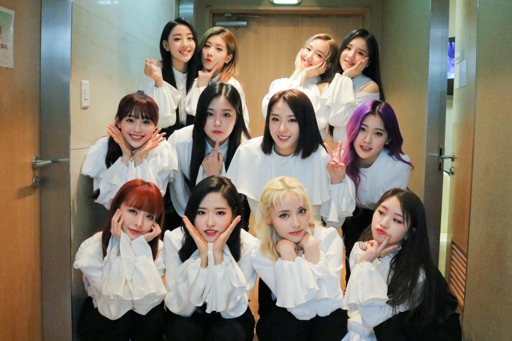 人气女团"本月少女"组合.