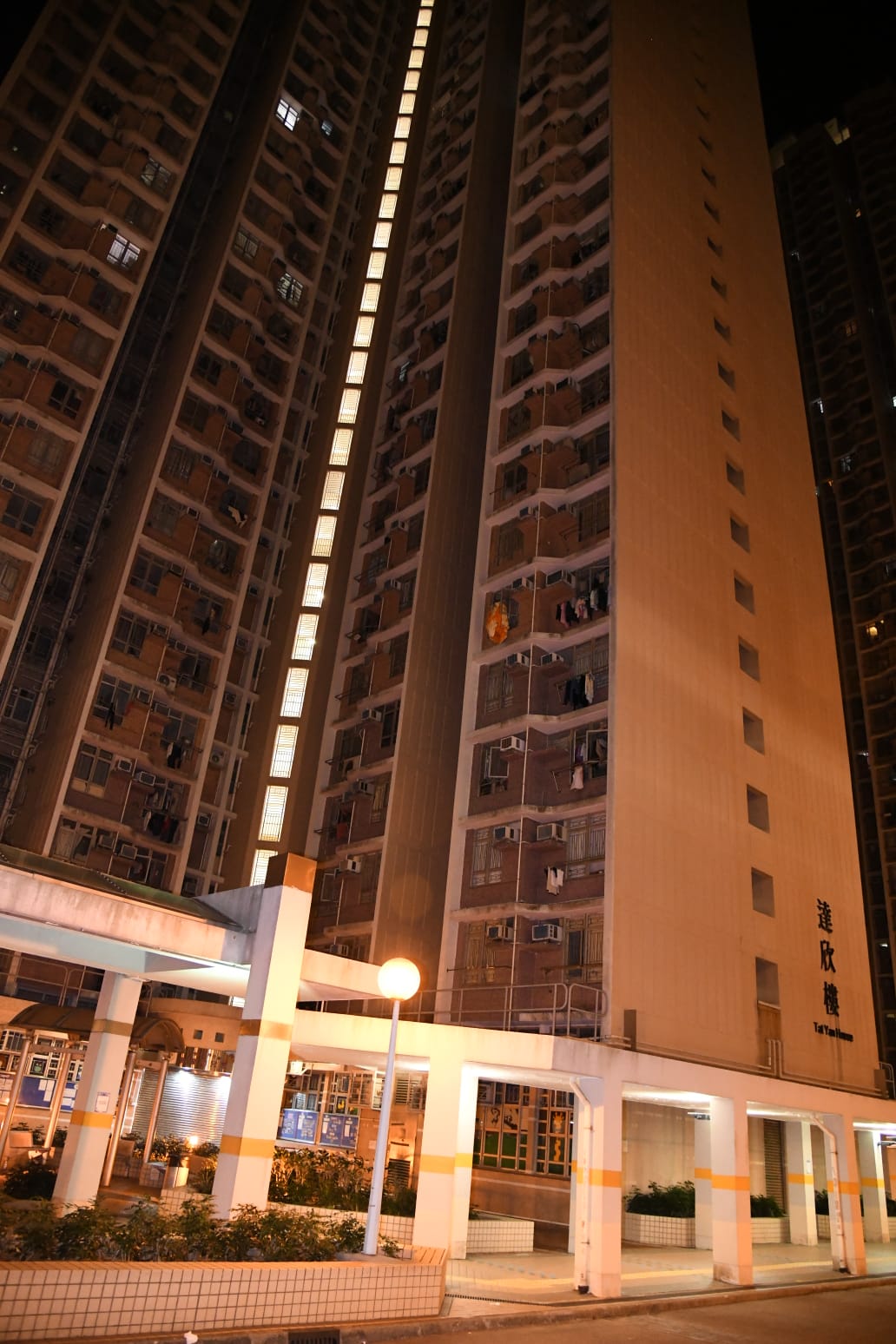 秀茂坪宝达邨34岁女双料自杀 先烧炭后堕楼亡