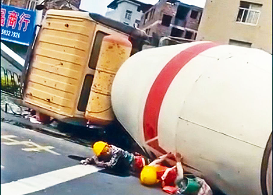 一輛水泥車被爆炸的氣浪推翻,壓住幾名工人。 網上圖片