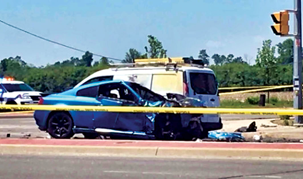 ■圖中Infiniti汽車的20歲男司機受傷命危。 CBC