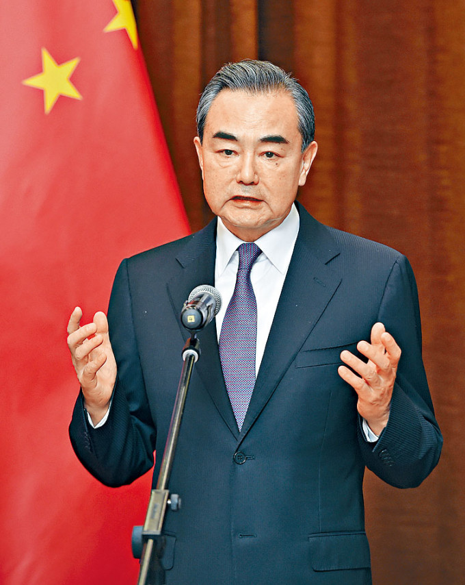 王毅表示，国际上有一些人，以人权为借口粗暴干涉中国内政。