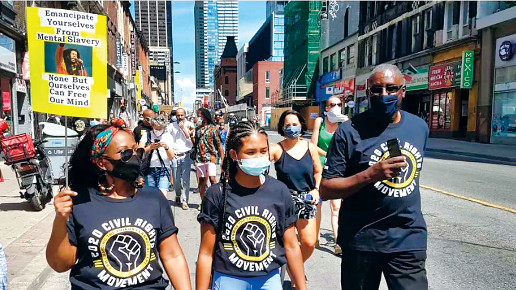 ■近百人參與了多倫多市中心舉行的遊行活動。CBC