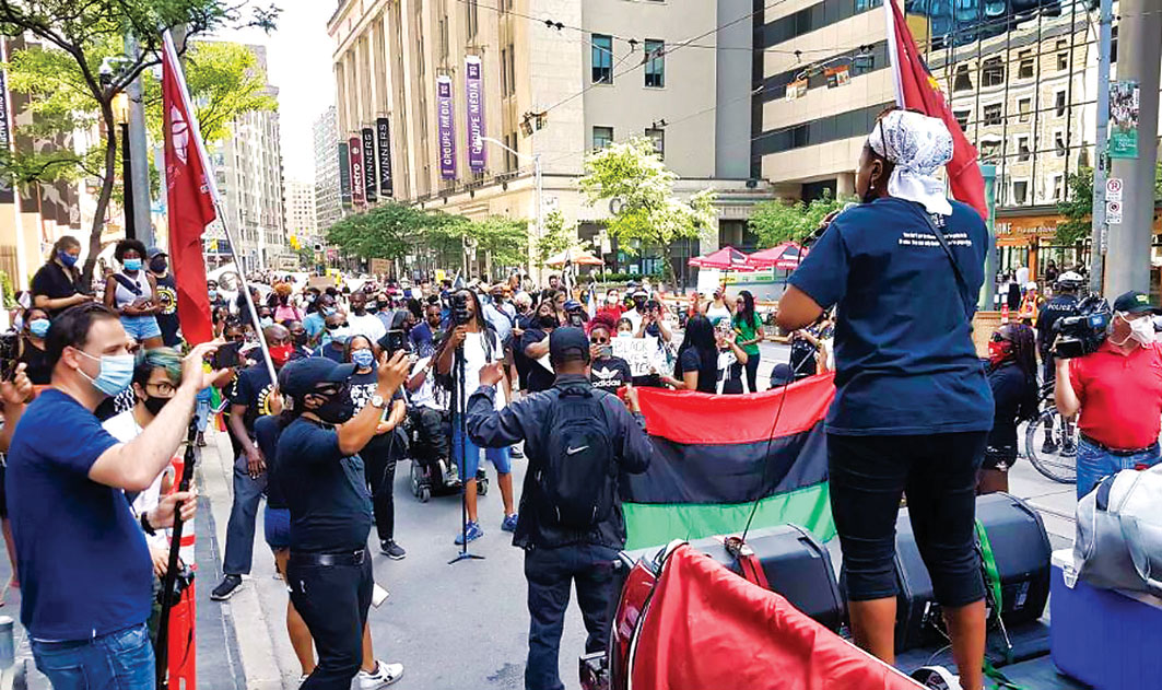 ■近百人參與了多倫多市中心舉行的遊行活動。CBC