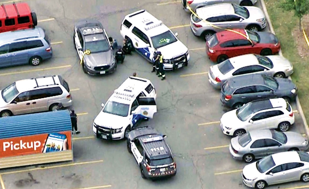 ■男子倒毙沃尔玛停车场。CTV