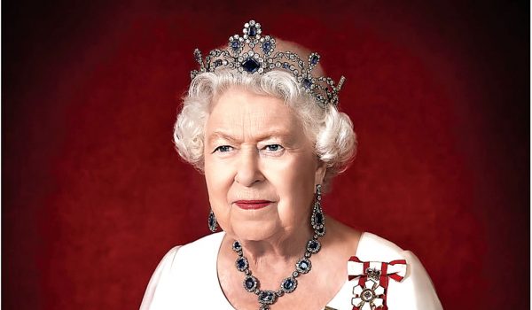 戴皇冠佩加拿大勳章女王新官方照亮相