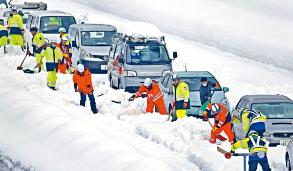 新潟雪災逾600輛車仍受困