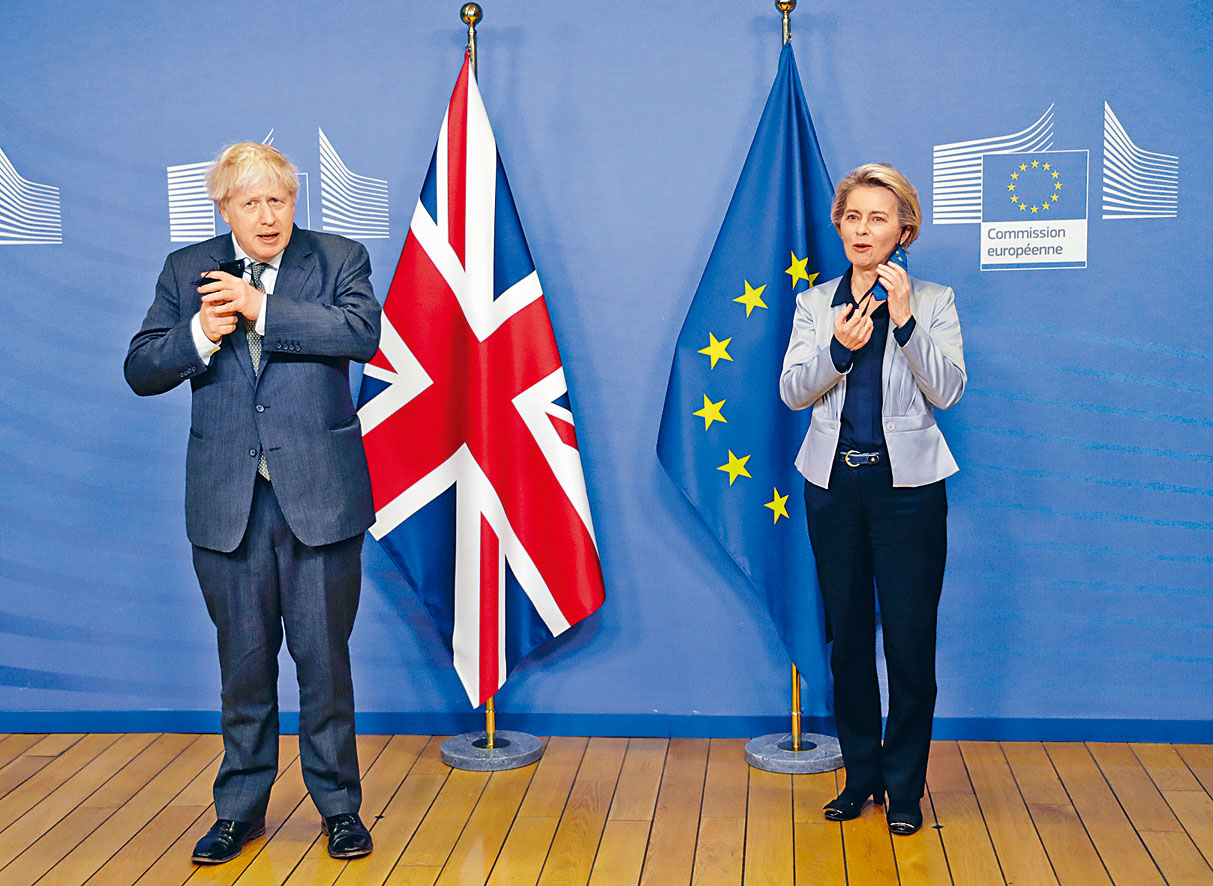 英國首相約翰遜與歐盟委員會主席馮德萊恩(右)月初在布魯塞爾碰面。 路透社