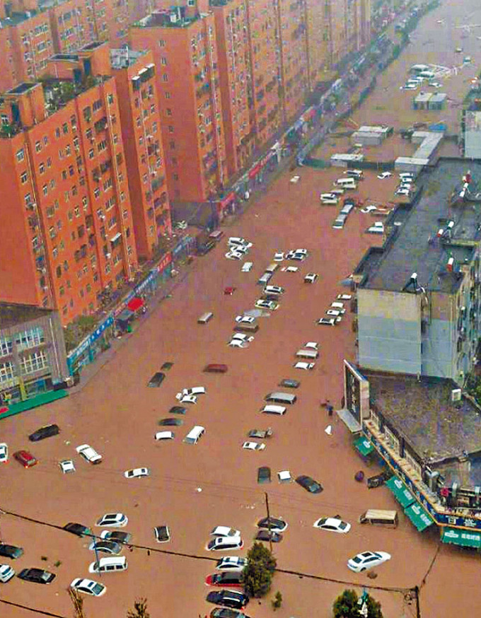 鄭州暴雨變澤國 地鐵乘客險淹斃 | 多倫多 | 加拿大中文新聞網 - 加拿大星島日報 Canada Chinese News