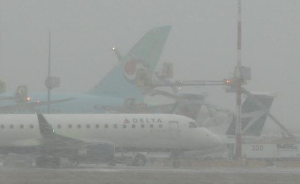 大霧籠罩溫哥華國際機場  已有50多航班延誤或取消