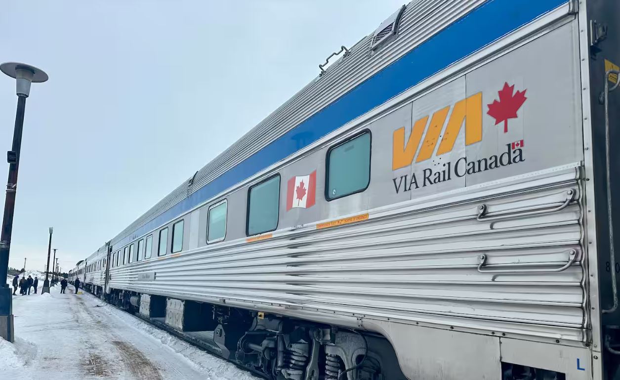 暴風雪下滿地可火車出軌  多倫多也受影響