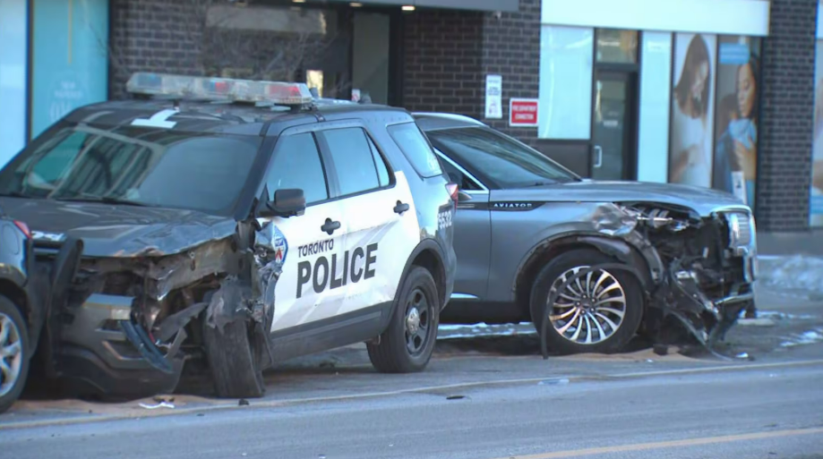 東約克警車撞私家車  車頭嚴重受損