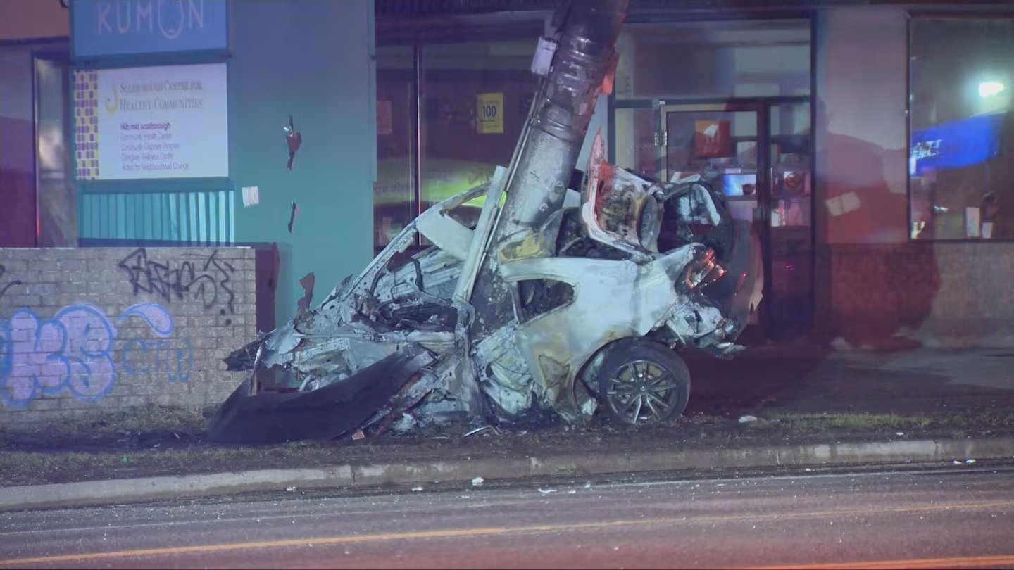 士嘉堡寶馬私家車飆車撞電線桿 車輛起火司機當場身亡