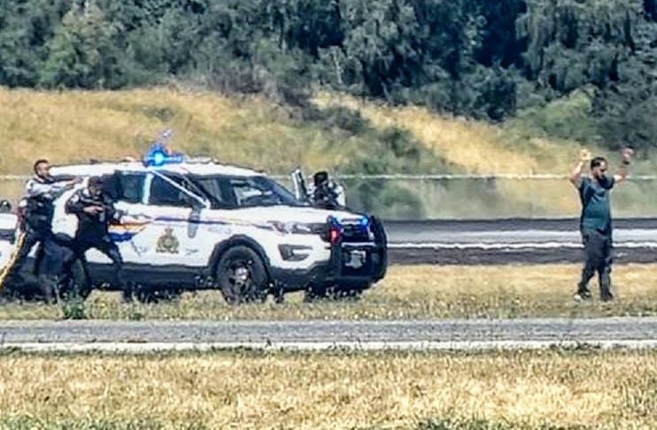 【突發】溫哥華機場劫機 警方進駐跑道拘疑犯 9航班改飛其他機場