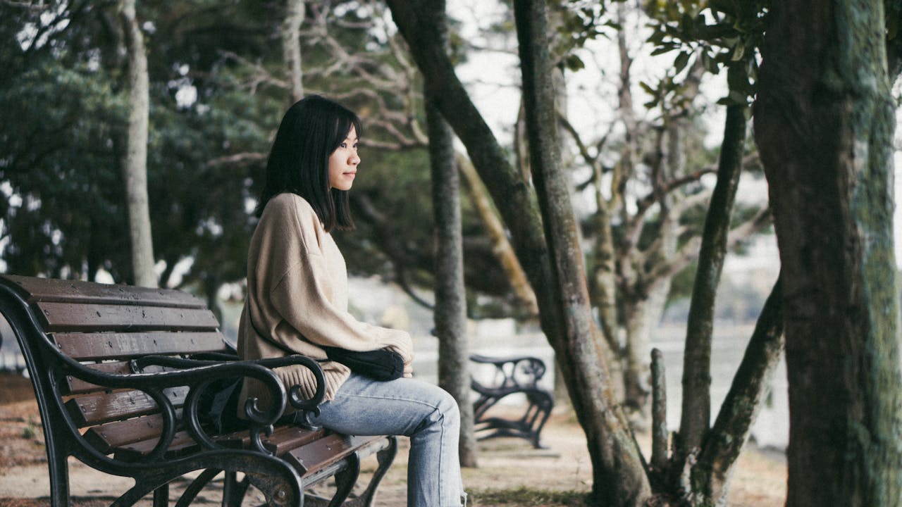 【陳鵡專欄】在夏末的長椅上,靜聽世界的低語