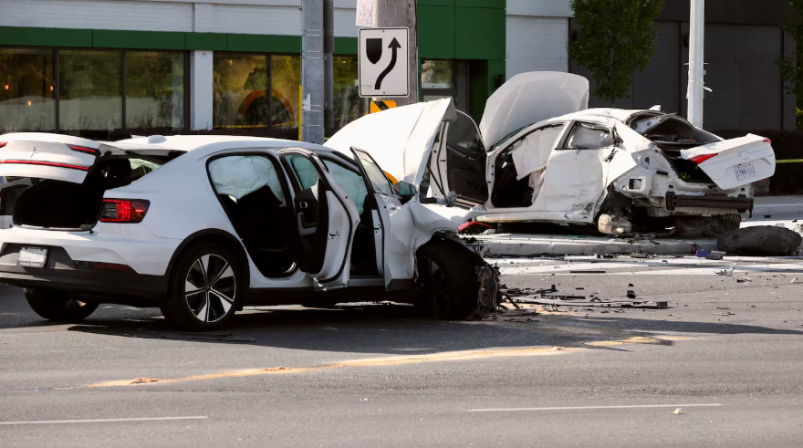 士嘉堡14歲少年駕車逃警受重傷 猛撼私家車致車身嚴重變形