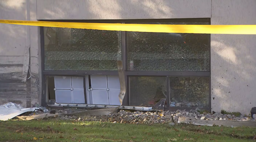 士嘉堡女司機失控直撞大廈外牆 惟拒送院