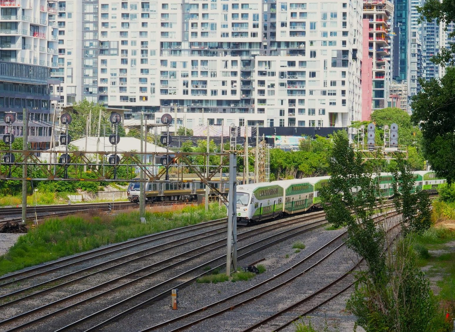 多市湖滨区重建停摆 Park Lawn GO车站复工无期