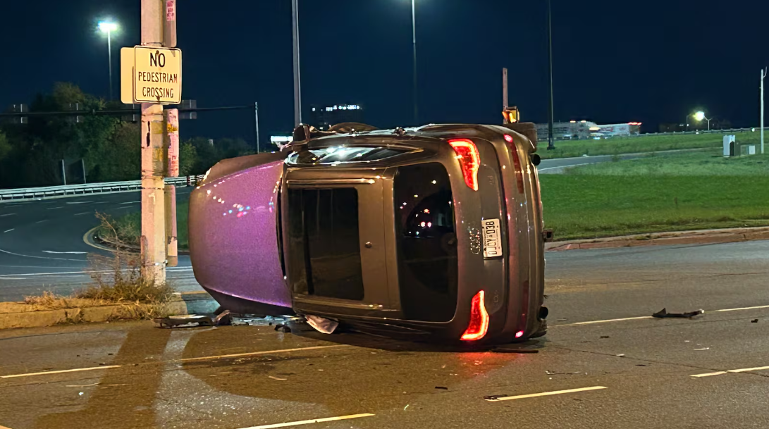 士嘉堡兩車相撞翻側 司機乘客均棄車逃逸